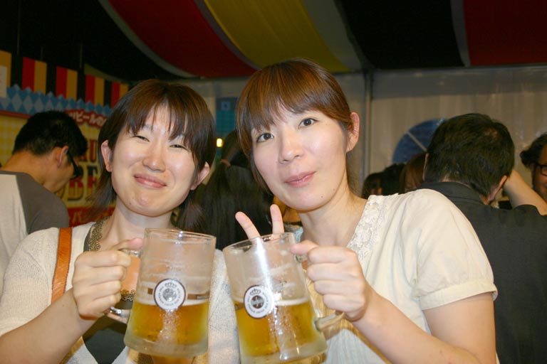 小倉オクトーバーフェスト 2014／ビール女子どうしで乾杯！