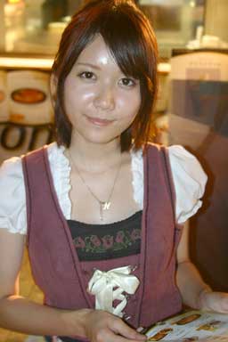 オオサカオクトーバーフェスト2012/ディアンドル姿の売り子さん
