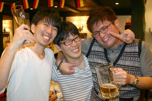 ゲンゲンバッハ オクトーバーフェスト 2012/肩を組むお客さん
