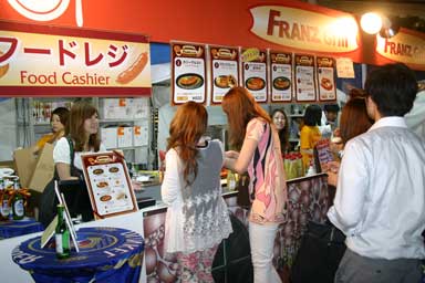 うめきたオクトーバーフェスト 2013/販売ブース前の様子