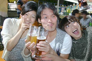 オオサカオクトーバーフェスト2013／両手に花、で乾杯！