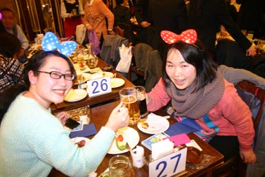 イースターフェスティバル2014/ビール女子もプロースト(乾杯)!