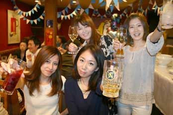ガストハウス４４　オクトーバーフェスト大阪本町 2014／ビール女子もプロースト！（乾杯）