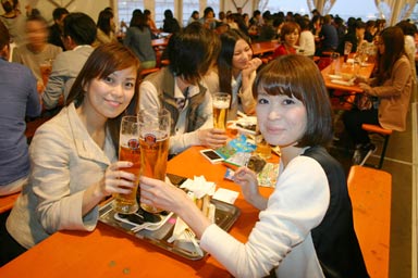 ジャーマンビアフェスティバル2014/ビール女子どうしでプロースト!(乾杯)