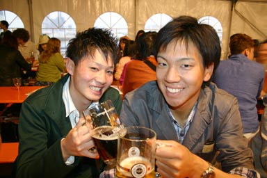 ジャーマンビアフェスティバル2014/イケメン2人でプロースト!(乾杯)
