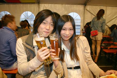 ジャーマンビアフェスティバル2014/カップルでプロースト!(乾杯)