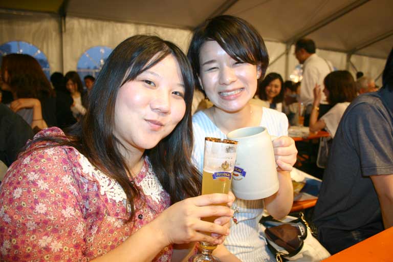 小倉オクトーバーフェスト 2014／ビール女子どうしで乾杯！