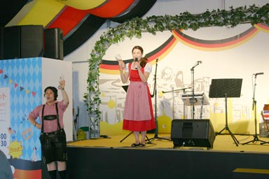 姫路オクトーバーフェスト 2013/司会のお姉さんもディアンドル姿