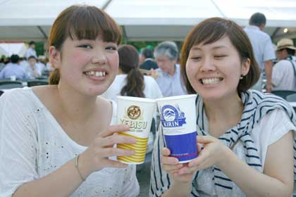 サマーフェスタ in KORIYAMA 2014／ビール女子同士でカンパイ