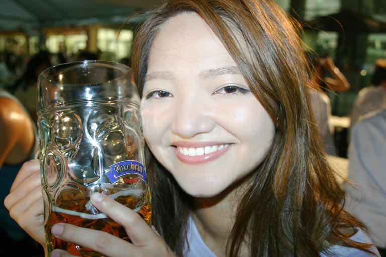 オクトーバーフェスト 新梅田シティ 2014／ビール好き女子＝ビ女とプロースト（乾杯）！