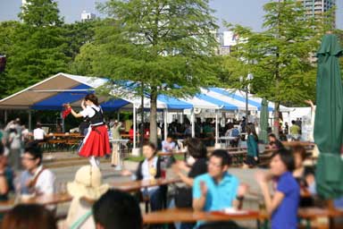 オオサカオクトーバーフェスト2014/会場内でも踊ります 画像