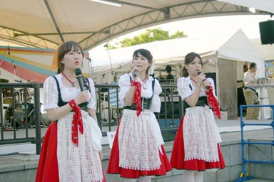オオサカオクトーバーフェスト2014/MCのケイコ(真ん中)とダンサーズ 画像