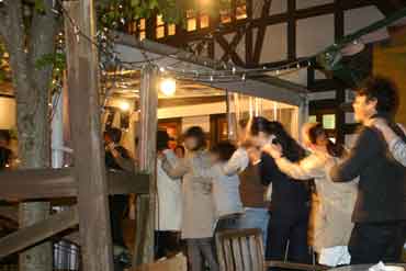 ヴュルツブルク ビール・パーティー2014/屋外ではムカデ行進(^^) 画像